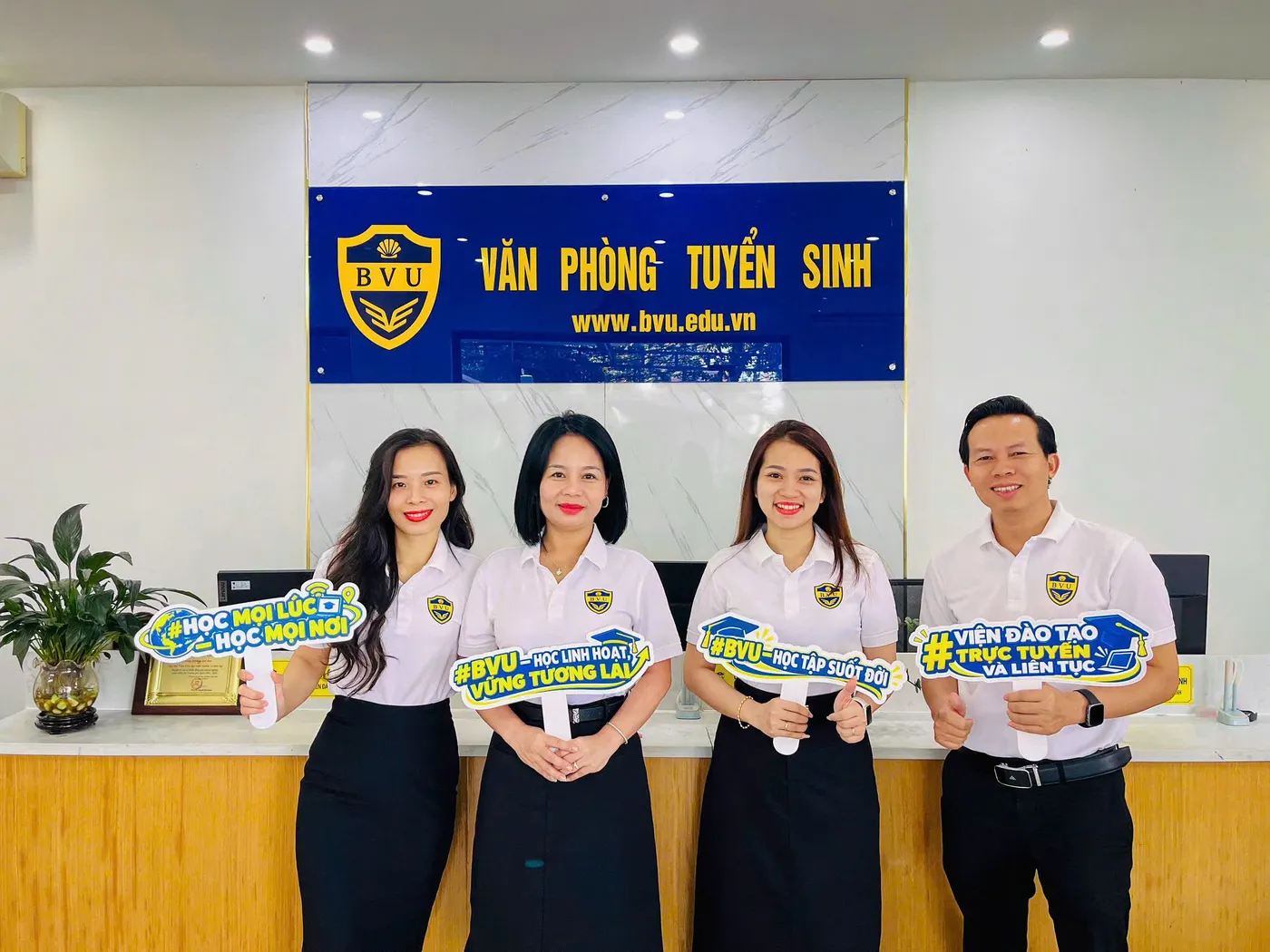 Cán bộ Viện Đào tạo Trực tuyến và Liên tục tại Văn phòng tuyển sinh BVU